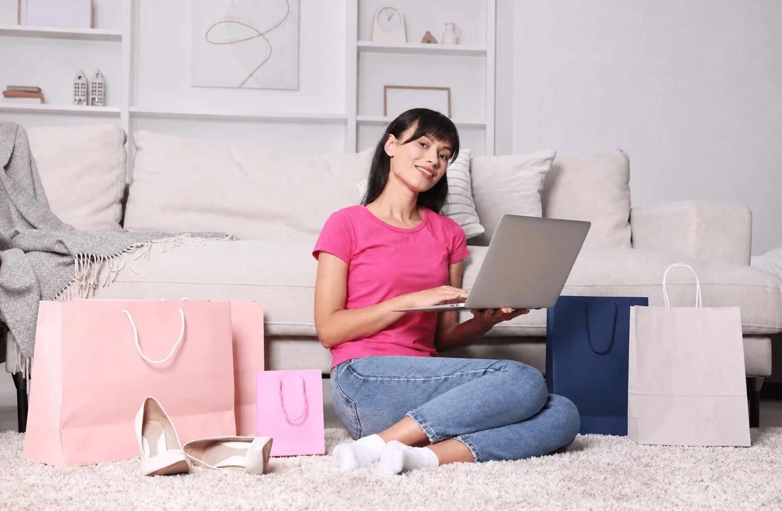 Mujer consultando compras en línea desde su hogar